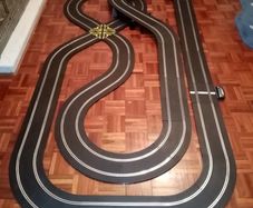 Scalextric 8x4 Ferrari Formula 1 Set. with 2004 Ferrari F1 cars  ( f1 )