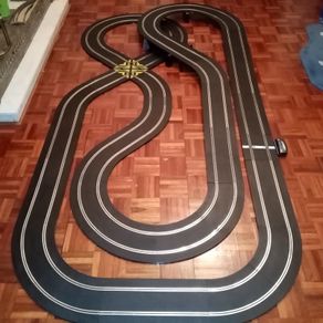 Scalextric 8x4 Ferrari Formula 1 Set. with 2004 Ferrari F1 cars  ( f1 )
