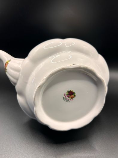 Royal albert large pot