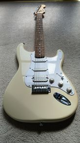 Fender Sonic Squire + Fender padded case + Fender strap