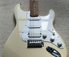Fender Sonic Squire + Fender padded case + Fender strap