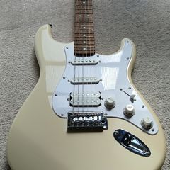 Fender Sonic Squire + Fender padded case + Fender strap