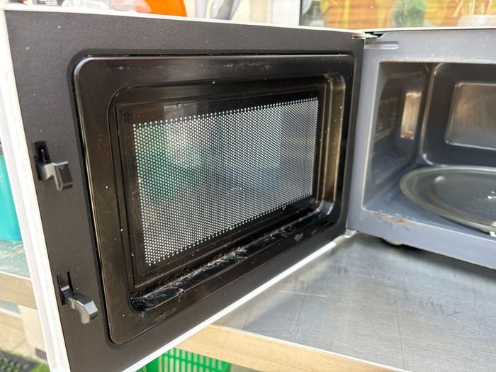 PowerPoint Microwave Old & rusty but Can be seen working.