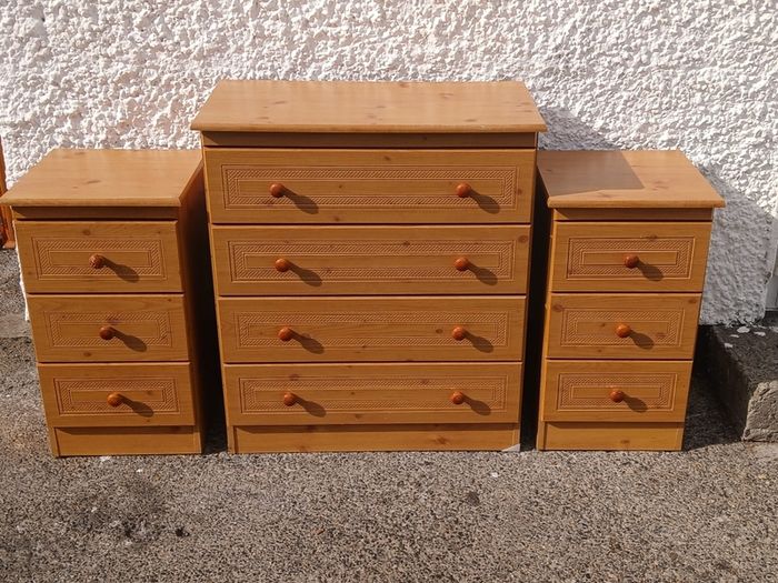 Chests drawers and 2 side lockers
