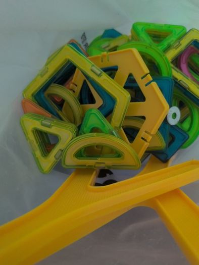 Magnetic tiles