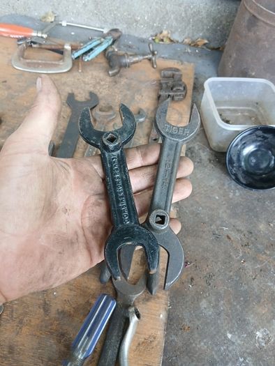 good amount of vintage tools