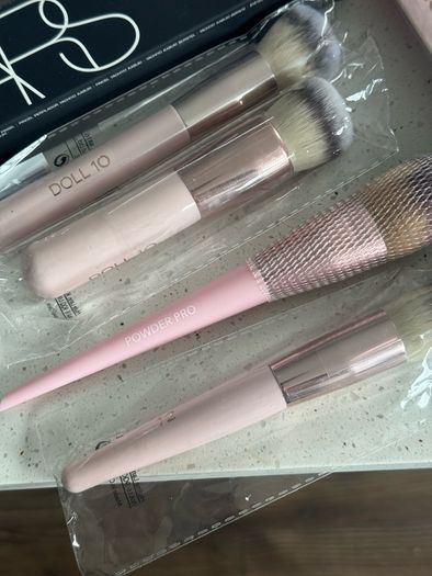 Face makeup brushes