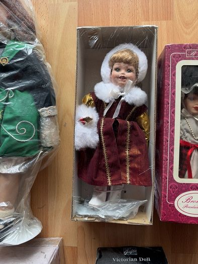 Selection of 8 beautiful porcelain and Victorian-style collectable dolls