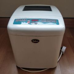 Bread Machine (& 3 Recipe Books)