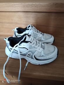 boy's light shoes. UK1