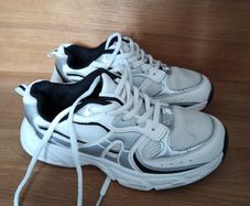 boy's light shoes. UK1