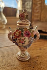 Minuture Dresden Rococo sent Urn