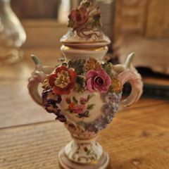 Minuture Dresden Rococo sent Urn