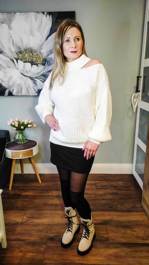 Sweater with chocker