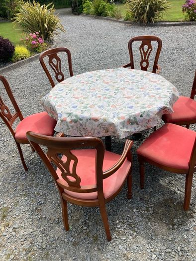 Round dining table and 6 chairs