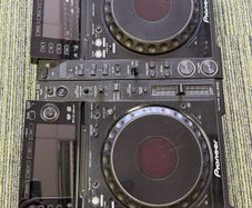 2 x CDJ2000 (Original) read description