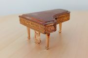 Pygmalion piano powder compact 1950s  made in England