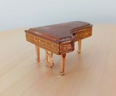 Pygmalion piano powder compact 1950s  made in England