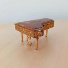 Pygmalion piano powder compact 1950s  made in England
