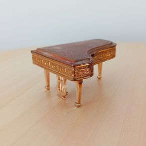 Pygmalion piano powder compact 1950s  made in England