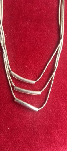 Vintage jewelry is sold individually for 5 to 10 euros