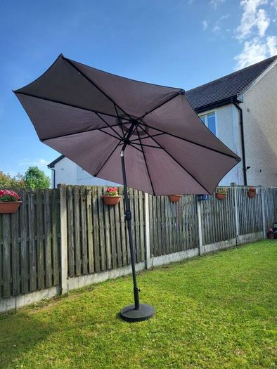 Garden parasol with parasol base