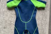 Kids wet suit age 9/10 mountain ware house