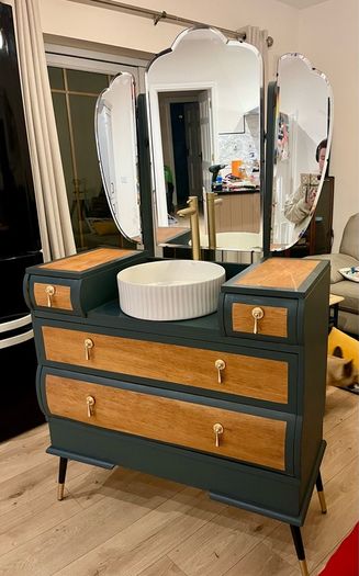 A Striking, Bespoke Bathroom Vanity