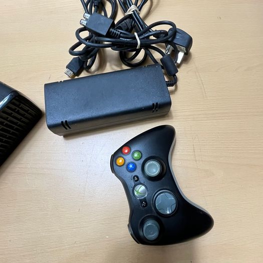 Xbox 360S 4GB Console Bundle + Controller + HDMI +Power+ 3 Games