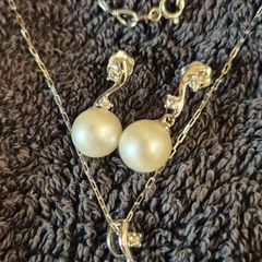 18k solid white gold with diamond and pearl