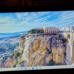 Toshiba Satellite C850-1C0, 15.6 inch laptop, 4GB Ram, Intel Celeron CPU B830 1.8GHz, 580GB HDD, Windows 10, Microsoft Edge, Chrome
