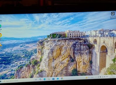 Toshiba Satellite C850-1C0, 15.6 inch laptop, 4GB Ram, Intel Celeron CPU B830 1.8GHz, 580GB HDD, Windows 10, Microsoft Edge, Chrome