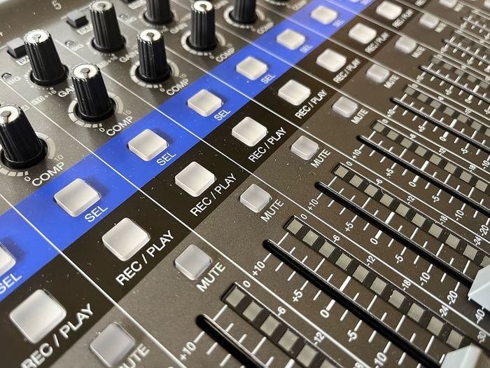 Zoom LiveTrak L-12