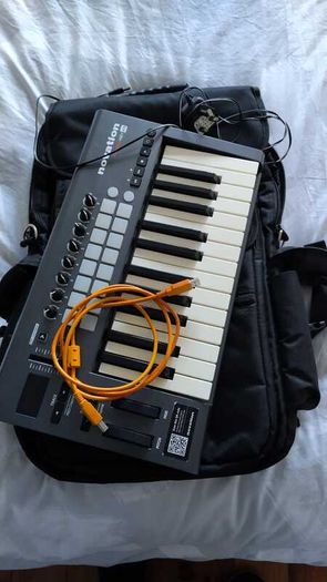 Novation 25 launchkey DAW & ASUS 27" monitor