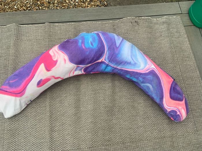 Akimbo Pillow