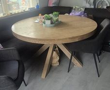 round dining table