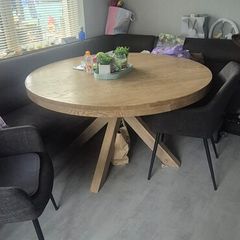 round dining table