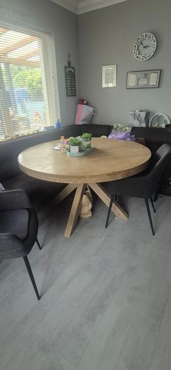 round dining table