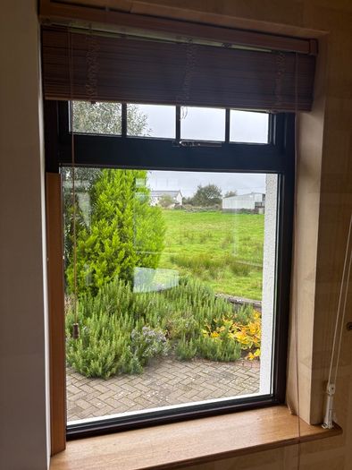 6x Matching UPVC Double-Glazed Windows with Wooden Venetian Blinds (850mm x 1400mm)