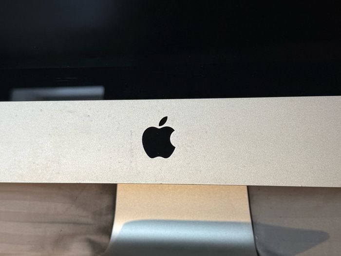 Apple iMac 21.5 inch Late 2009 - needs hard drive/OS - spares/repair
