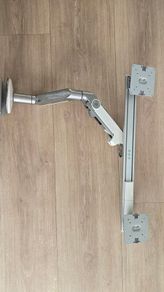 Humanscale M8.1 Dual Monitor Crossbar Arm