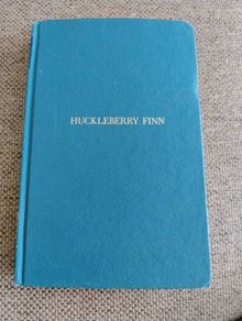 Huckleberry Finn by Samuel L Clemens 1953 hardback in very good condition with signs of wear on the cover see photos FREE STANDARD POSTAGE INCLUDED