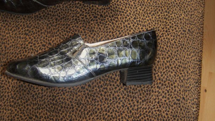 grey croc brand new shoes size 6