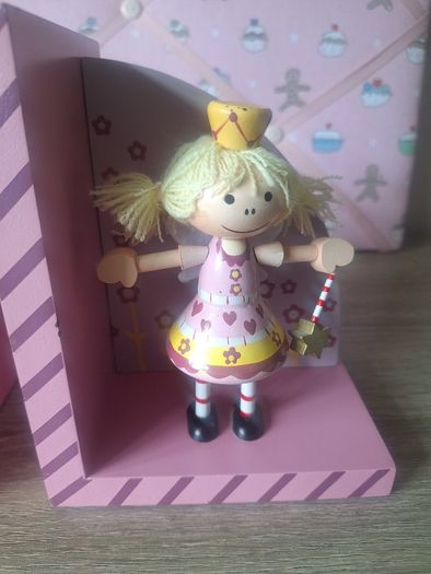 Girls book ends and notice board