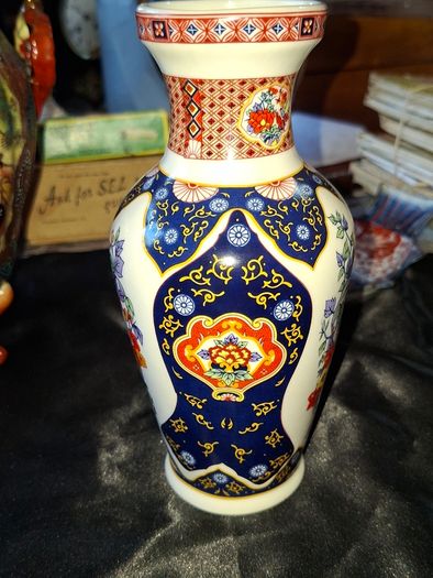 Vintage Chinese Imari Style Hand-Painted Porcelain Vase - Qianlong Mark / PROC Era