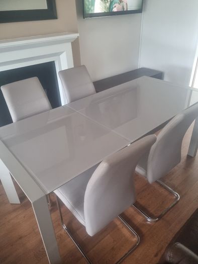 High-gloss Extending Dining Table plus 4 Cantilever chairs