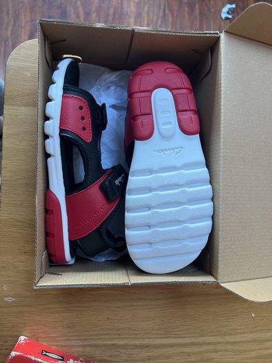 Kids sandals Clarkes 13 1/2G never worn