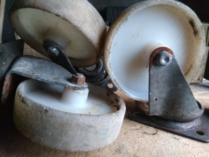 Swivel castor wheels 360 degrees