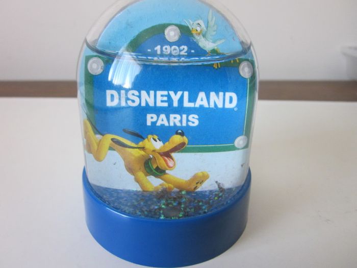 Disneyland Paris Plastic 1990s VINTAGE SNOW GLOBE, Mickey & Minnie Mouse Snow Globe.