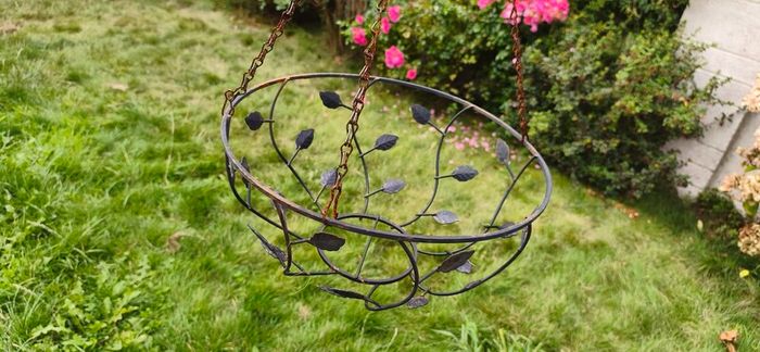 2 hanging baskets